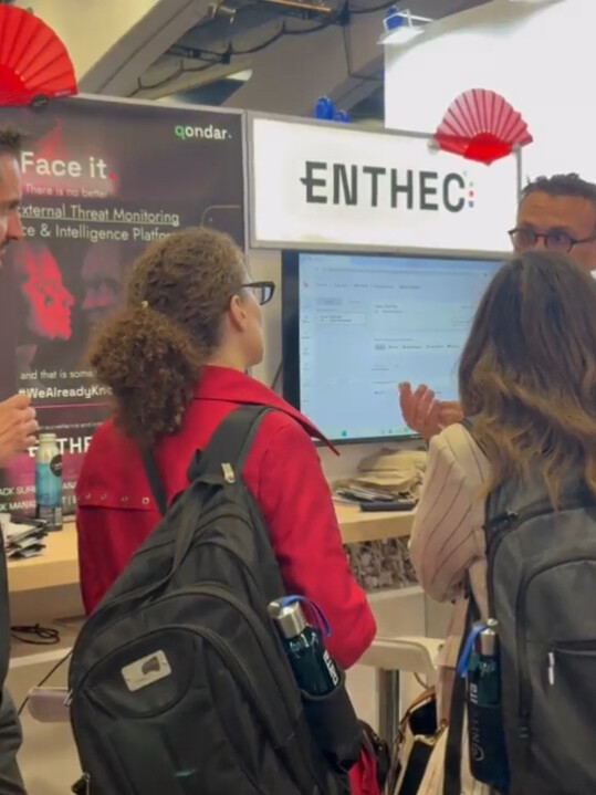 Visitantes en el stand de Enthec RSAC25