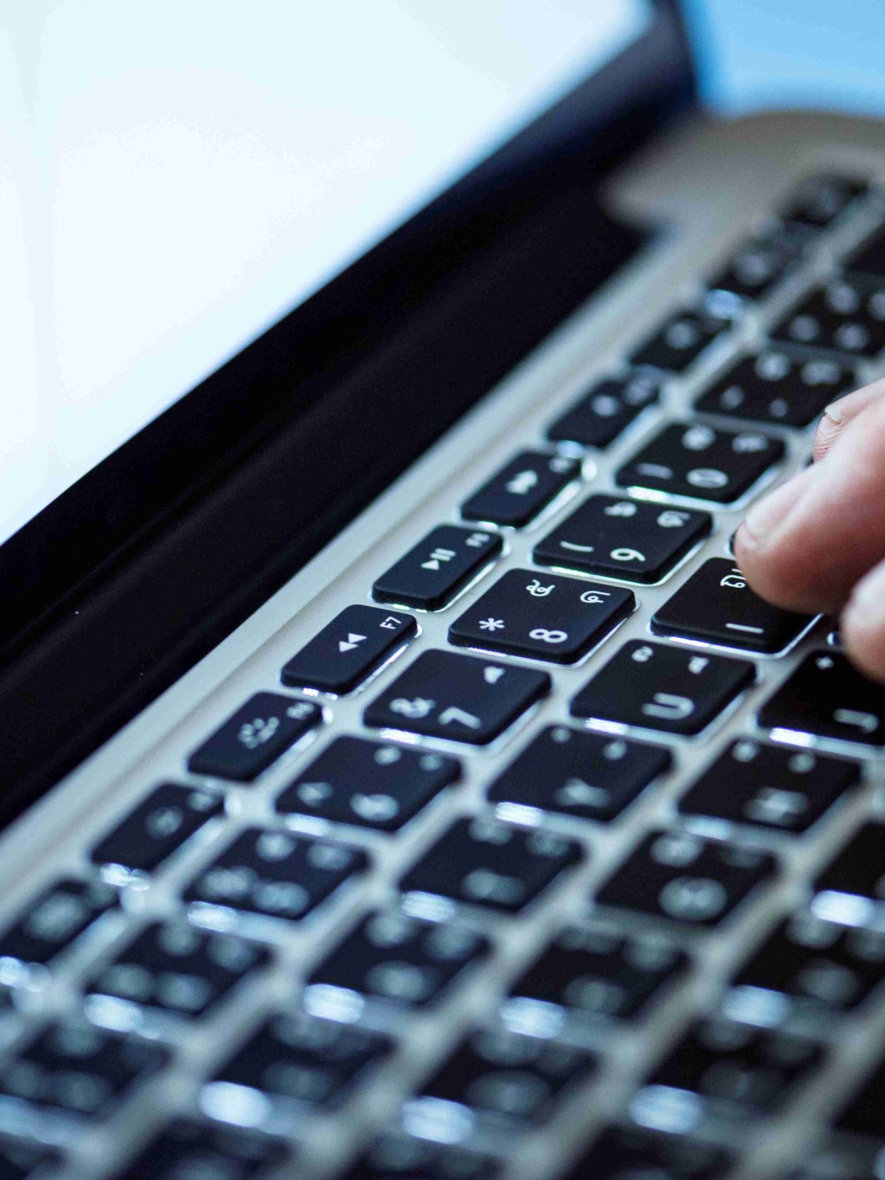 Vulnerabilidades habituales en el directorio activo Permisos excesivos y grupos mal gestionados Uno de los problemas más frecuentes es la acumulación de privilegios. Usuarios que cambian de puesto, cuentas de servicio creadas “temporalmente” o grupos que nadie revisa desde hace años. Un usuario con más permisos de los necesarios es una puerta abierta. Y en Active Directory, esas puertas suelen estar bien escondidas. Cuentas obsoletas y credenciales débiles Cuentas que ya no deberían existir, contraseñas que no se rotan o servicios que funcionan con credenciales compartidas. Todo esto sigue siendo habitual. El uso de credenciales comprometidas sigue siendo una de las principales causas de brechas de seguridad, especialmente en entornos corporativos. Te puede interesar→ Cómo gestionar contraseñas y credenciales empresariales de forma fácil y segura para evitar amenazas online. Políticas de grupo mal configuradas Las GPO son potentes, pero también delicadas. Una política mal aplicada puede desactivar controles de seguridad en cientos de equipos sin que nadie se dé cuenta. Aquí el problema no suele ser la falta de controles, sino la falta de visibilidad sobre su impacto real. Cómo detectar vulnerabilidades en Active Directory de forma proactiva 1. Auditorías técnicas… pero con continuidad Las auditorías de ciberseguridad clásicas son útiles, pero tienen un límite claro: la foto se queda obsoleta muy rápido. Active Directory cambia cada semana, a veces cada día. Lo recomendable es pasar de auditorías puntuales a procesos de revisión continua, en los que los cambios se analicen en tiempo real. 2. Análisis de rutas de ataque No todas las vulnerabilidades tienen el mismo peso. Algunas solo son un problema si se combinan con otras. Por eso es clave analizar rutas de ataque reales, no solo listas de errores. Este enfoque permite responder a una pregunta mucho más útil: “Si un atacante accede con este usuario, ¿hasta dónde podría llegar?” 3. Correlación con amenazas reales Aquí es donde la seguridad de Active Directory suele fallar. Se detectan configuraciones inseguras, pero no se relacionan con amenazas activas ni con técnicas utilizadas actualmente por atacantes. Las metodologías CTEM ponen el foco justo ahí: en la exposición real, no en el riesgo teórico. El papel de la cibervigilancia en la seguridad de Active Directory Las herramientas clásicas de escaneo suelen generar informes extensos, difíciles de priorizar. El resultado es conocido: se arregla lo urgente y el resto se queda pendiente. La cibervigilancia aplicada al directorio activo busca algo distinto: detectar señales tempranas de exposición, incluso antes de que se conviertan en un incidente. Kartos como apoyo en la gestión continua del riesgo Kartos, nuestra solución CTEM para empresas, está pensada para identificar superficies de ataque, evaluar su impacto y priorizar acciones. En el caso de Active Directory, esto se traduce en: Visibilidad continua sobre configuraciones críticas. Detección de cambios que aumentan la exposición. Contexto para identificar qué vulnerabilidades son realmente explotables. No es solo una cuestión técnica, sino también estratégica: ayudar a los equipos a decidir dónde invertir tiempo y recursos. Indicadores de que tu Active Directory necesita atención urgente Cambios frecuentes sin control claro Si nadie tiene claro quién modifica qué en el directorio activo, es una señal de alerta. Los cambios sin trazabilidad suelen acabar en errores acumulados. Incidentes menores recurrentes Bloqueos de cuentas, accesos indebidos o alertas recurrentes pueden ser síntomas de un problema estructural más profundo. Dependencia excesiva de cuentas privilegiadas Cuando demasiados procesos dependen de cuentas con altos privilegios, el riesgo se multiplica. Reducir esa dependencia es clave para mejorar la seguridad de Active Directory. Buenas prácticas para reducir la exposición a amenazas Entre las buenas prácticas para reducir la exposición a amenazas destacamos: Revisión periódica de privilegios No es una tarea agradable, pero funciona. Revisar quién tiene acceso a qué y por qué reduce drásticamente las posibilidades de abuso. Segmentación y principio de mínimo privilegio Aplicar el mínimo privilegio no es solo una recomendación teórica. Es una de las medidas más efectivas para limitar el impacto de un ataque. Monitorización continua con enfoque CTEM Aquí es donde muchas organizaciones están dando el salto. Pasar de reaccionar a anticiparse, apoyándose en soluciones que ofrecen visibilidad constante y priorización inteligente. Active Directory como parte de una estrategia de seguridad más amplia Un error común es tratar el directorio activo como un elemento aislado. En realidad, está conectado con correo, aplicaciones, VPN, entornos cloud y servicios externos. Por eso, la seguridad de Active Directory debe integrarse dentro de una estrategia global, donde se tenga en cuenta toda la superficie de ataque de la organización. En este contexto, herramientas como Kartos permiten unificar esa visión, relacionando vulnerabilidades internas con amenazas externas y actividades online sospechosas. Detectar vulnerabilidades en Active Directory antes de que sean explotadas no es una cuestión de suerte ni de cumplir una checklist. Es una cuestión de enfoque, visibilidad y continuidad. Si quieres saber cómo Kartos puede ayudarte a identificar y reducir la exposición real de tu directorio activo, en Enthec estaremos encantados de analizar tu caso y most