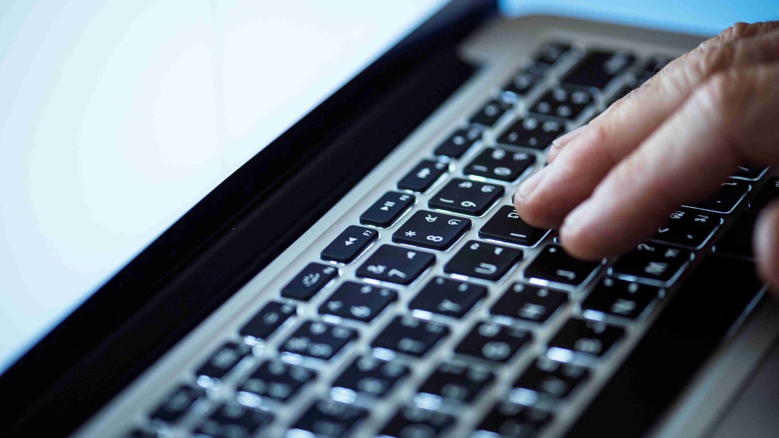 Vulnerabilidades habituales en el directorio activo Permisos excesivos y grupos mal gestionados Uno de los problemas más frecuentes es la acumulación de privilegios. Usuarios que cambian de puesto, cuentas de servicio creadas “temporalmente” o grupos que nadie revisa desde hace años. Un usuario con más permisos de los necesarios es una puerta abierta. Y en Active Directory, esas puertas suelen estar bien escondidas. Cuentas obsoletas y credenciales débiles Cuentas que ya no deberían existir, contraseñas que no se rotan o servicios que funcionan con credenciales compartidas. Todo esto sigue siendo habitual. El uso de credenciales comprometidas sigue siendo una de las principales causas de brechas de seguridad, especialmente en entornos corporativos. Te puede interesar→ Cómo gestionar contraseñas y credenciales empresariales de forma fácil y segura para evitar amenazas online. Políticas de grupo mal configuradas Las GPO son potentes, pero también delicadas. Una política mal aplicada puede desactivar controles de seguridad en cientos de equipos sin que nadie se dé cuenta. Aquí el problema no suele ser la falta de controles, sino la falta de visibilidad sobre su impacto real. Cómo detectar vulnerabilidades en Active Directory de forma proactiva 1. Auditorías técnicas… pero con continuidad Las auditorías de ciberseguridad clásicas son útiles, pero tienen un límite claro: la foto se queda obsoleta muy rápido. Active Directory cambia cada semana, a veces cada día. Lo recomendable es pasar de auditorías puntuales a procesos de revisión continua, en los que los cambios se analicen en tiempo real. 2. Análisis de rutas de ataque No todas las vulnerabilidades tienen el mismo peso. Algunas solo son un problema si se combinan con otras. Por eso es clave analizar rutas de ataque reales, no solo listas de errores. Este enfoque permite responder a una pregunta mucho más útil: “Si un atacante accede con este usuario, ¿hasta dónde podría llegar?” 3. Correlación con amenazas reales Aquí es donde la seguridad de Active Directory suele fallar. Se detectan configuraciones inseguras, pero no se relacionan con amenazas activas ni con técnicas utilizadas actualmente por atacantes. Las metodologías CTEM ponen el foco justo ahí: en la exposición real, no en el riesgo teórico. El papel de la cibervigilancia en la seguridad de Active Directory Las herramientas clásicas de escaneo suelen generar informes extensos, difíciles de priorizar. El resultado es conocido: se arregla lo urgente y el resto se queda pendiente. La cibervigilancia aplicada al directorio activo busca algo distinto: detectar señales tempranas de exposición, incluso antes de que se conviertan en un incidente. Kartos como apoyo en la gestión continua del riesgo Kartos, nuestra solución CTEM para empresas, está pensada para identificar superficies de ataque, evaluar su impacto y priorizar acciones. En el caso de Active Directory, esto se traduce en: Visibilidad continua sobre configuraciones críticas. Detección de cambios que aumentan la exposición. Contexto para identificar qué vulnerabilidades son realmente explotables. No es solo una cuestión técnica, sino también estratégica: ayudar a los equipos a decidir dónde invertir tiempo y recursos. Indicadores de que tu Active Directory necesita atención urgente Cambios frecuentes sin control claro Si nadie tiene claro quién modifica qué en el directorio activo, es una señal de alerta. Los cambios sin trazabilidad suelen acabar en errores acumulados. Incidentes menores recurrentes Bloqueos de cuentas, accesos indebidos o alertas recurrentes pueden ser síntomas de un problema estructural más profundo. Dependencia excesiva de cuentas privilegiadas Cuando demasiados procesos dependen de cuentas con altos privilegios, el riesgo se multiplica. Reducir esa dependencia es clave para mejorar la seguridad de Active Directory. Buenas prácticas para reducir la exposición a amenazas Entre las buenas prácticas para reducir la exposición a amenazas destacamos: Revisión periódica de privilegios No es una tarea agradable, pero funciona. Revisar quién tiene acceso a qué y por qué reduce drásticamente las posibilidades de abuso. Segmentación y principio de mínimo privilegio Aplicar el mínimo privilegio no es solo una recomendación teórica. Es una de las medidas más efectivas para limitar el impacto de un ataque. Monitorización continua con enfoque CTEM Aquí es donde muchas organizaciones están dando el salto. Pasar de reaccionar a anticiparse, apoyándose en soluciones que ofrecen visibilidad constante y priorización inteligente. Active Directory como parte de una estrategia de seguridad más amplia Un error común es tratar el directorio activo como un elemento aislado. En realidad, está conectado con correo, aplicaciones, VPN, entornos cloud y servicios externos. Por eso, la seguridad de Active Directory debe integrarse dentro de una estrategia global, donde se tenga en cuenta toda la superficie de ataque de la organización. En este contexto, herramientas como Kartos permiten unificar esa visión, relacionando vulnerabilidades internas con amenazas externas y actividades online sospechosas. Detectar vulnerabilidades en Active Directory antes de que sean explotadas no es una cuestión de suerte ni de cumplir una checklist. Es una cuestión de enfoque, visibilidad y continuidad. Si quieres saber cómo Kartos puede ayudarte a identificar y reducir la exposición real de tu directorio activo, en Enthec estaremos encantados de analizar tu caso y most