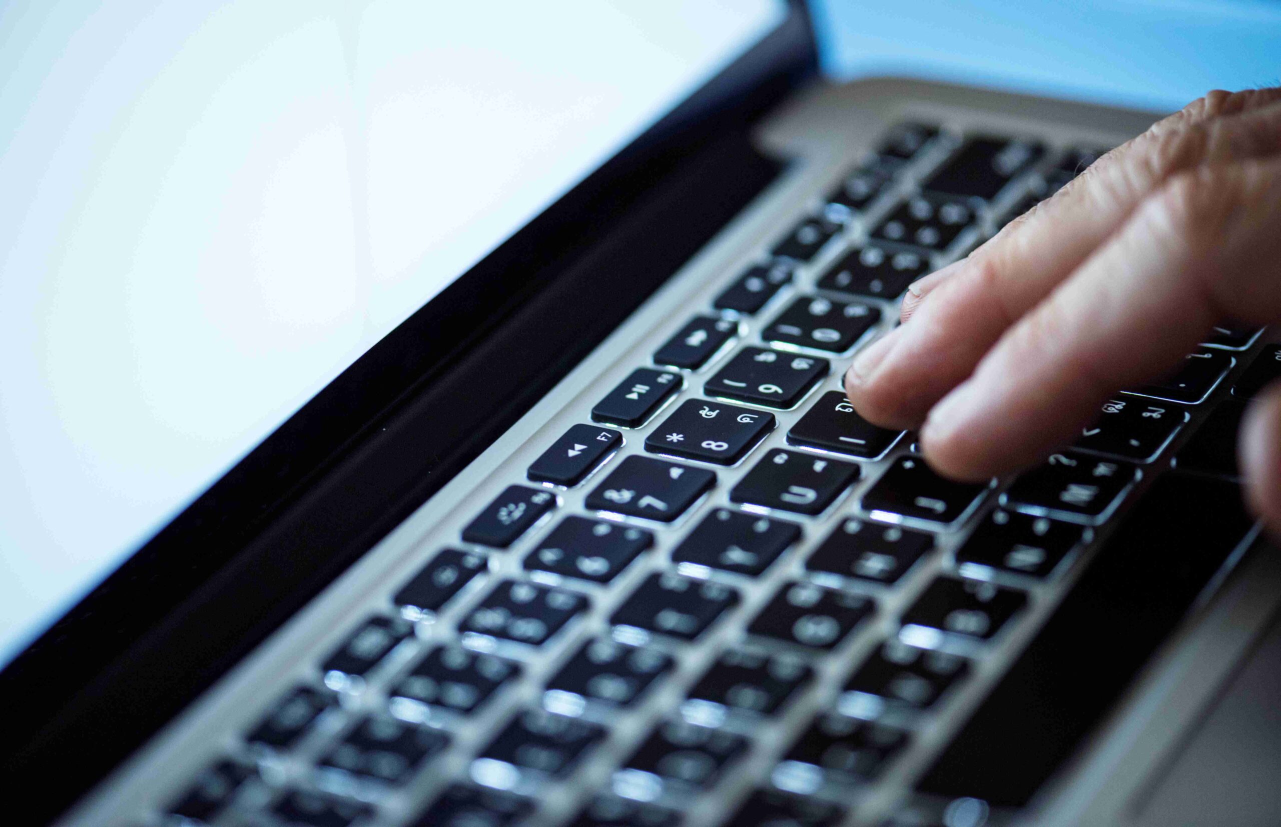 Vulnerabilidades habituales en el directorio activo Permisos excesivos y grupos mal gestionados Uno de los problemas más frecuentes es la acumulación de privilegios. Usuarios que cambian de puesto, cuentas de servicio creadas “temporalmente” o grupos que nadie revisa desde hace años. Un usuario con más permisos de los necesarios es una puerta abierta. Y en Active Directory, esas puertas suelen estar bien escondidas. Cuentas obsoletas y credenciales débiles Cuentas que ya no deberían existir, contraseñas que no se rotan o servicios que funcionan con credenciales compartidas. Todo esto sigue siendo habitual. El uso de credenciales comprometidas sigue siendo una de las principales causas de brechas de seguridad, especialmente en entornos corporativos. Te puede interesar→ Cómo gestionar contraseñas y credenciales empresariales de forma fácil y segura para evitar amenazas online. Políticas de grupo mal configuradas Las GPO son potentes, pero también delicadas. Una política mal aplicada puede desactivar controles de seguridad en cientos de equipos sin que nadie se dé cuenta. Aquí el problema no suele ser la falta de controles, sino la falta de visibilidad sobre su impacto real. Cómo detectar vulnerabilidades en Active Directory de forma proactiva 1. Auditorías técnicas… pero con continuidad Las auditorías de ciberseguridad clásicas son útiles, pero tienen un límite claro: la foto se queda obsoleta muy rápido. Active Directory cambia cada semana, a veces cada día. Lo recomendable es pasar de auditorías puntuales a procesos de revisión continua, en los que los cambios se analicen en tiempo real. 2. Análisis de rutas de ataque No todas las vulnerabilidades tienen el mismo peso. Algunas solo son un problema si se combinan con otras. Por eso es clave analizar rutas de ataque reales, no solo listas de errores. Este enfoque permite responder a una pregunta mucho más útil: “Si un atacante accede con este usuario, ¿hasta dónde podría llegar?” 3. Correlación con amenazas reales Aquí es donde la seguridad de Active Directory suele fallar. Se detectan configuraciones inseguras, pero no se relacionan con amenazas activas ni con técnicas utilizadas actualmente por atacantes. Las metodologías CTEM ponen el foco justo ahí: en la exposición real, no en el riesgo teórico. El papel de la cibervigilancia en la seguridad de Active Directory Las herramientas clásicas de escaneo suelen generar informes extensos, difíciles de priorizar. El resultado es conocido: se arregla lo urgente y el resto se queda pendiente. La cibervigilancia aplicada al directorio activo busca algo distinto: detectar señales tempranas de exposición, incluso antes de que se conviertan en un incidente. Kartos como apoyo en la gestión continua del riesgo Kartos, nuestra solución CTEM para empresas, está pensada para identificar superficies de ataque, evaluar su impacto y priorizar acciones. En el caso de Active Directory, esto se traduce en: Visibilidad continua sobre configuraciones críticas. Detección de cambios que aumentan la exposición. Contexto para identificar qué vulnerabilidades son realmente explotables. No es solo una cuestión técnica, sino también estratégica: ayudar a los equipos a decidir dónde invertir tiempo y recursos. Indicadores de que tu Active Directory necesita atención urgente Cambios frecuentes sin control claro Si nadie tiene claro quién modifica qué en el directorio activo, es una señal de alerta. Los cambios sin trazabilidad suelen acabar en errores acumulados. Incidentes menores recurrentes Bloqueos de cuentas, accesos indebidos o alertas recurrentes pueden ser síntomas de un problema estructural más profundo. Dependencia excesiva de cuentas privilegiadas Cuando demasiados procesos dependen de cuentas con altos privilegios, el riesgo se multiplica. Reducir esa dependencia es clave para mejorar la seguridad de Active Directory. Buenas prácticas para reducir la exposición a amenazas Entre las buenas prácticas para reducir la exposición a amenazas destacamos: Revisión periódica de privilegios No es una tarea agradable, pero funciona. Revisar quién tiene acceso a qué y por qué reduce drásticamente las posibilidades de abuso. Segmentación y principio de mínimo privilegio Aplicar el mínimo privilegio no es solo una recomendación teórica. Es una de las medidas más efectivas para limitar el impacto de un ataque. Monitorización continua con enfoque CTEM Aquí es donde muchas organizaciones están dando el salto. Pasar de reaccionar a anticiparse, apoyándose en soluciones que ofrecen visibilidad constante y priorización inteligente. Active Directory como parte de una estrategia de seguridad más amplia Un error común es tratar el directorio activo como un elemento aislado. En realidad, está conectado con correo, aplicaciones, VPN, entornos cloud y servicios externos. Por eso, la seguridad de Active Directory debe integrarse dentro de una estrategia global, donde se tenga en cuenta toda la superficie de ataque de la organización. En este contexto, herramientas como Kartos permiten unificar esa visión, relacionando vulnerabilidades internas con amenazas externas y actividades online sospechosas. Detectar vulnerabilidades en Active Directory antes de que sean explotadas no es una cuestión de suerte ni de cumplir una checklist. Es una cuestión de enfoque, visibilidad y continuidad. Si quieres saber cómo Kartos puede ayudarte a identificar y reducir la exposición real de tu directorio activo, en Enthec estaremos encantados de analizar tu caso y most